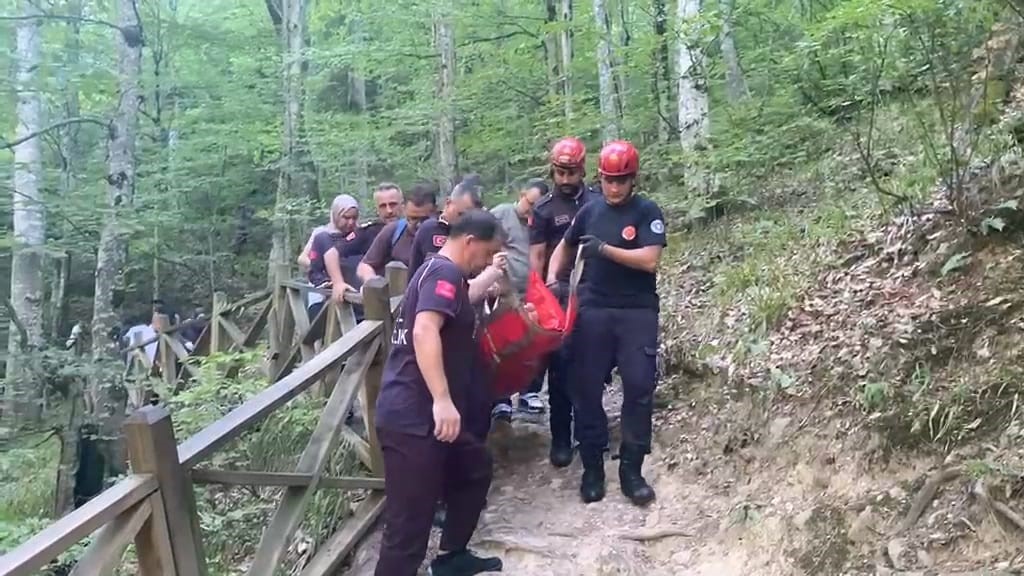 Bursa’nın İnegöl ilçesinde bulunan Oylat Şelalesi’nde dengesini kaybederek düşen kadın