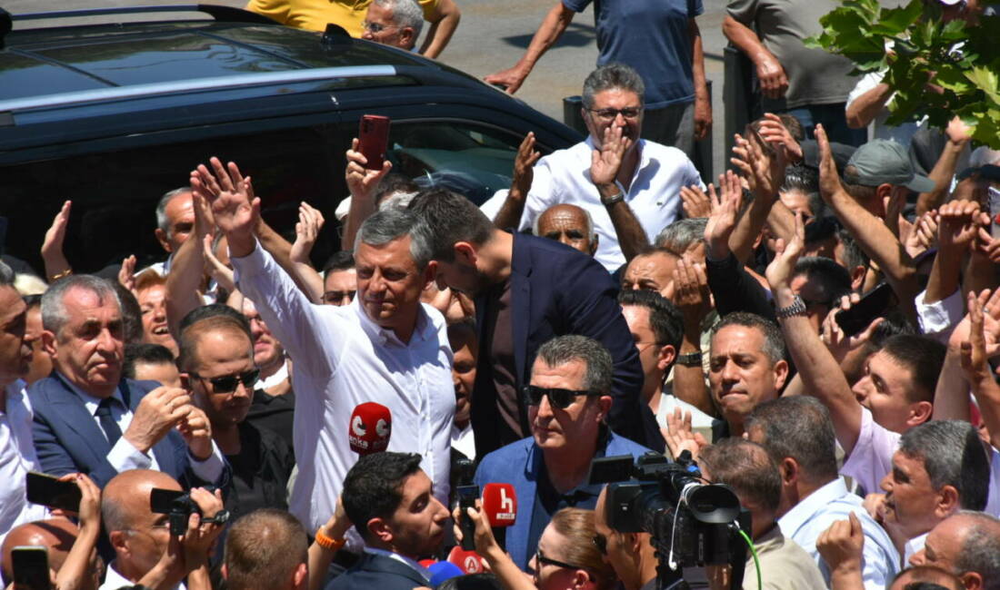 Özgür Özel: En son bir kişi kalsak da biz bu yoldan dönmeyiz CHP Meclis Grup Başkanı Özgür Özel, "En son bir kişi