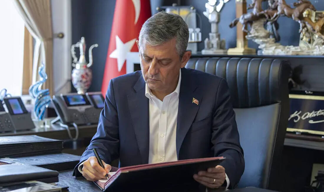 Özgür Özel’in partisinin adı belli oldu Özgür Özel'in yeni partisinin adı netleşti. Özel, CHP'den istifa edip