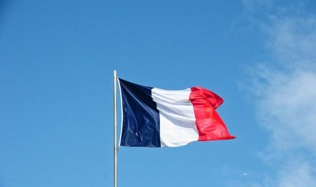 Paris’te bıçaklı saldırı: Yaralılar var Fransa'nın başkenti Paris'te meydana gelen bıçaklı saldırıda 2'si ağır olmak
