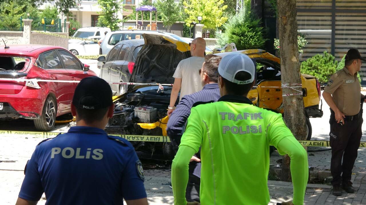 pisi pisine olum anne ile kizi kaldirimda yururken 02b615abd5c1