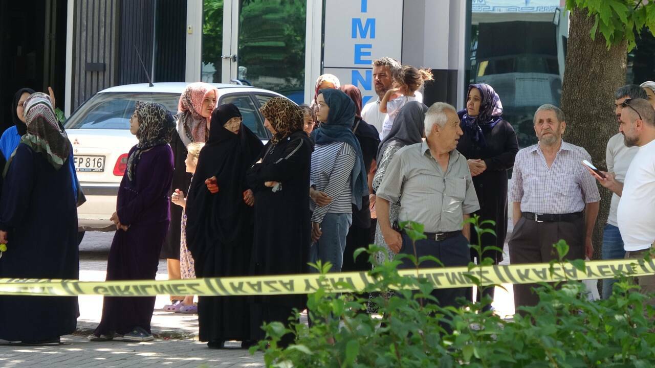 pisi pisine olum anne ile kizi kaldirimda yururken 42cefda65ae6