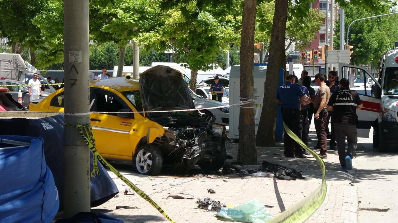 pisi pisine olum anne ile kizi kaldirimda yururken 5c493b8eb29c