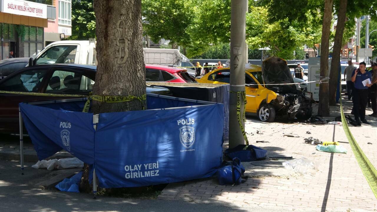 pisi pisine olum anne ile kizi kaldirimda yururken de2900f2de77