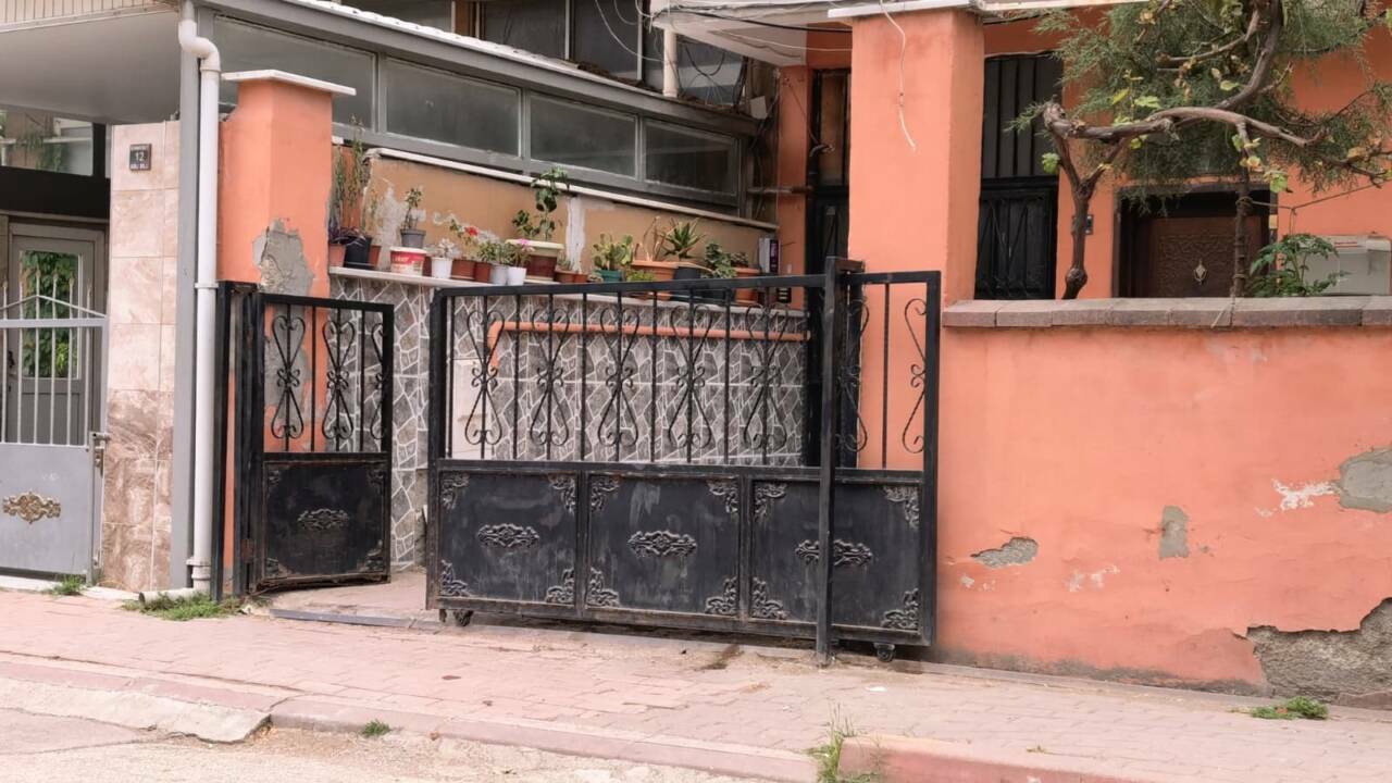Bursa'da demir kapının altında kaldı! Durumu ağır... 4 raydan cikan demir kapinin altinda kalan kerim agir yaralandi 129cd5b7e40a