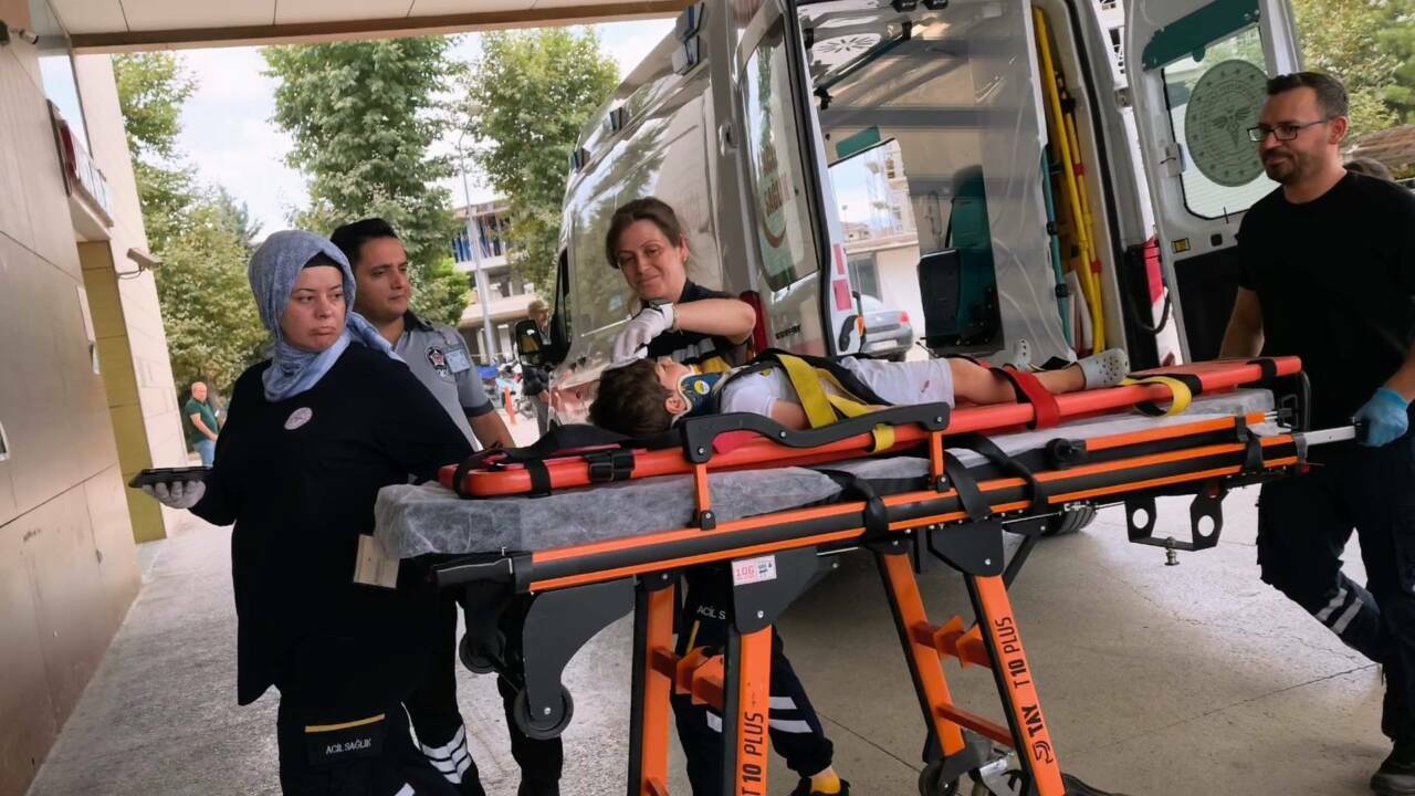 Bursa'da demir kapının altında kaldı! Durumu ağır... 1 raydan cikan demir kapinin altinda kalan kerim agir yaralandi 6ecf1fed0516