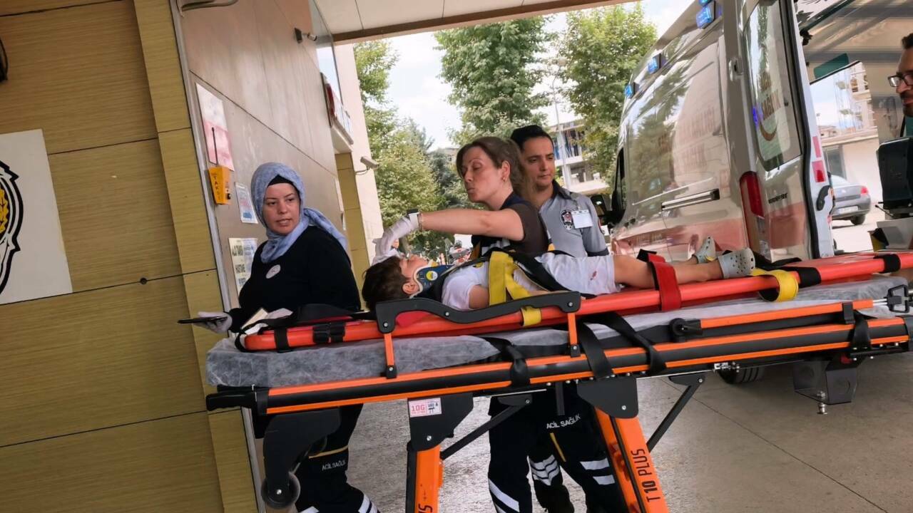 Bursa'da demir kapının altında kaldı! Durumu ağır... 2 raydan cikan demir kapinin altinda kalan kerim agir yaralandi 75e0a311afa6