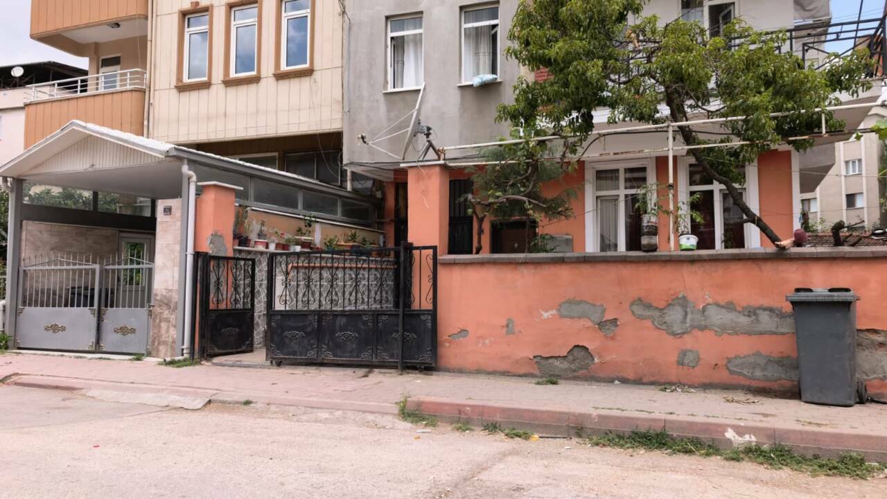Bursa'da demir kapının altında kaldı! Durumu ağır... 3 raydan cikan demir kapinin altinda kalan kerim agir yaralandi 87dcddb242ad