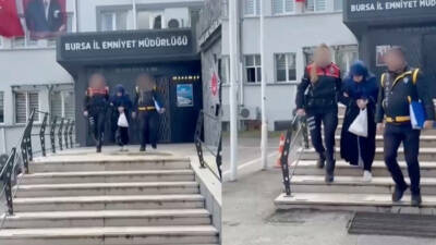 Bursa'da eşinin cesedini parçalayarak çöp konteynerine atan kadının yargılanmasına başlandı...
