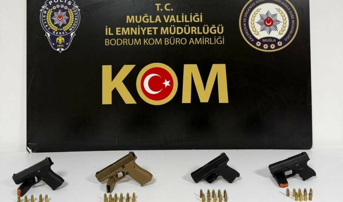 Ruhsatsız silahlarla kaçarken kıskıvrak yakalandılar Muğla’nın Bodrum ilçesinde polisten kaçan 4 şüpheli, ruhsatsız silahlarla birlikte