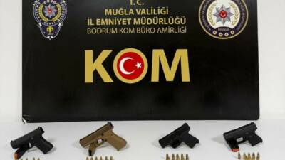 Muğla’nın Bodrum ilçesinde polisten kaçan 4 şüpheli, ruhsatsız silahlarla birlikte