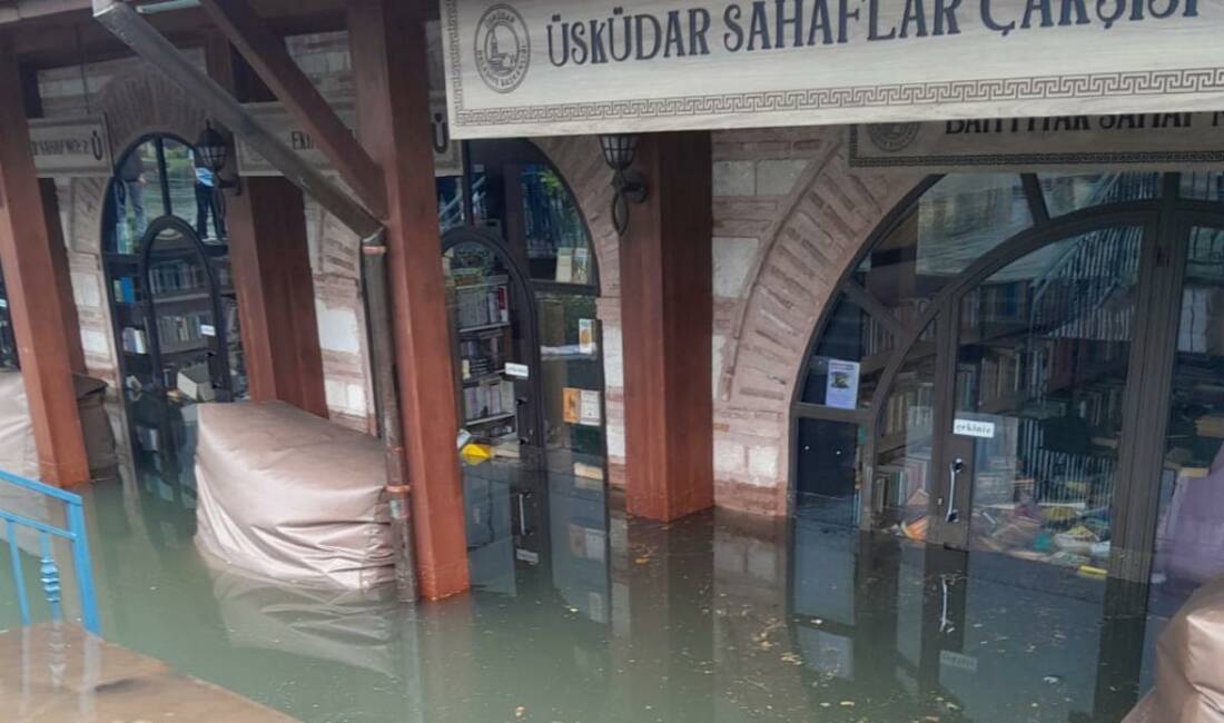 Sahaflar Çarşısı’nı su bastı: Yüzlerce kitap çöpe gitti İstanbul'un bazı ilçelerinde etkili olan gök gürültülü sağanak nedeniyle su