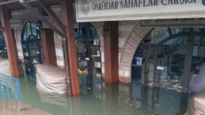 İstanbul'un bazı ilçelerinde etkili olan gök gürültülü sağanak nedeniyle su