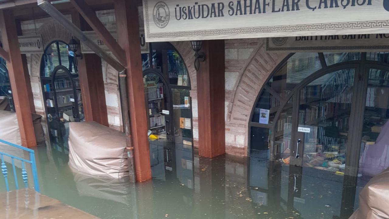Sahaflar Çarşısı'nı su bastı: Yüzlerce kitap çöpe gitti 2 sahaflar carsisini su basti yuzlerce kitap cope gitti 38e297970539