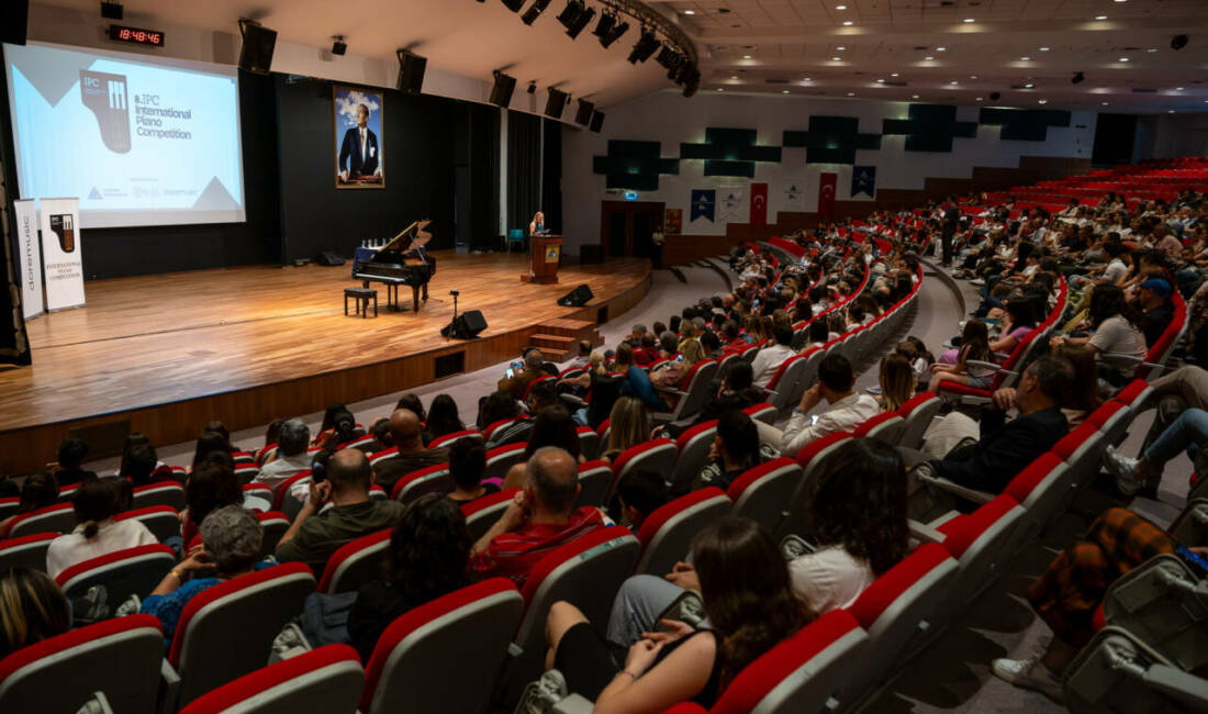 Şahinkayalı öğrenciler sanatta da Bursa’nın gururu olmayı başarıyorlar Şahinkaya Eğitim Kurumları öğrencisi Defne Sözen, İtalya'da düzenlenen Musicarte Competition