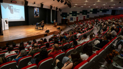 Şahinkaya Eğitim Kurumları öğrencisi Defne Sözen, İtalya'da düzenlenen Musicarte Competition