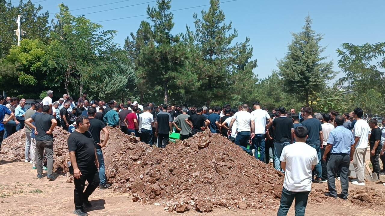 Saldırıya uğradıkları mezarlıkta defnedildiler 1 saldiriya ugradiklari mezarlikta defnedildiler b4970d8685b3