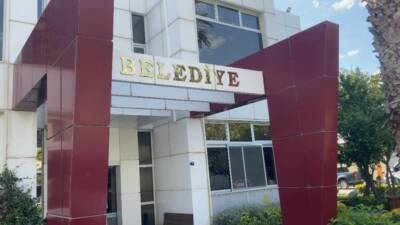 Rüşvet ve örgüt kurma suçlamalarıyla tutuklanarak İçişleri Bakanlığınca görevden uzaklaştırılan