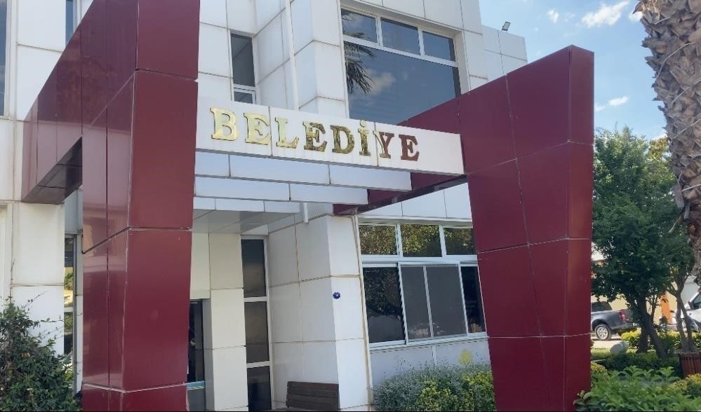 Rüşvet ve örgüt kurma suçlamalarıyla tutuklanarak İçişleri Bakanlığınca görevden uzaklaştırılan