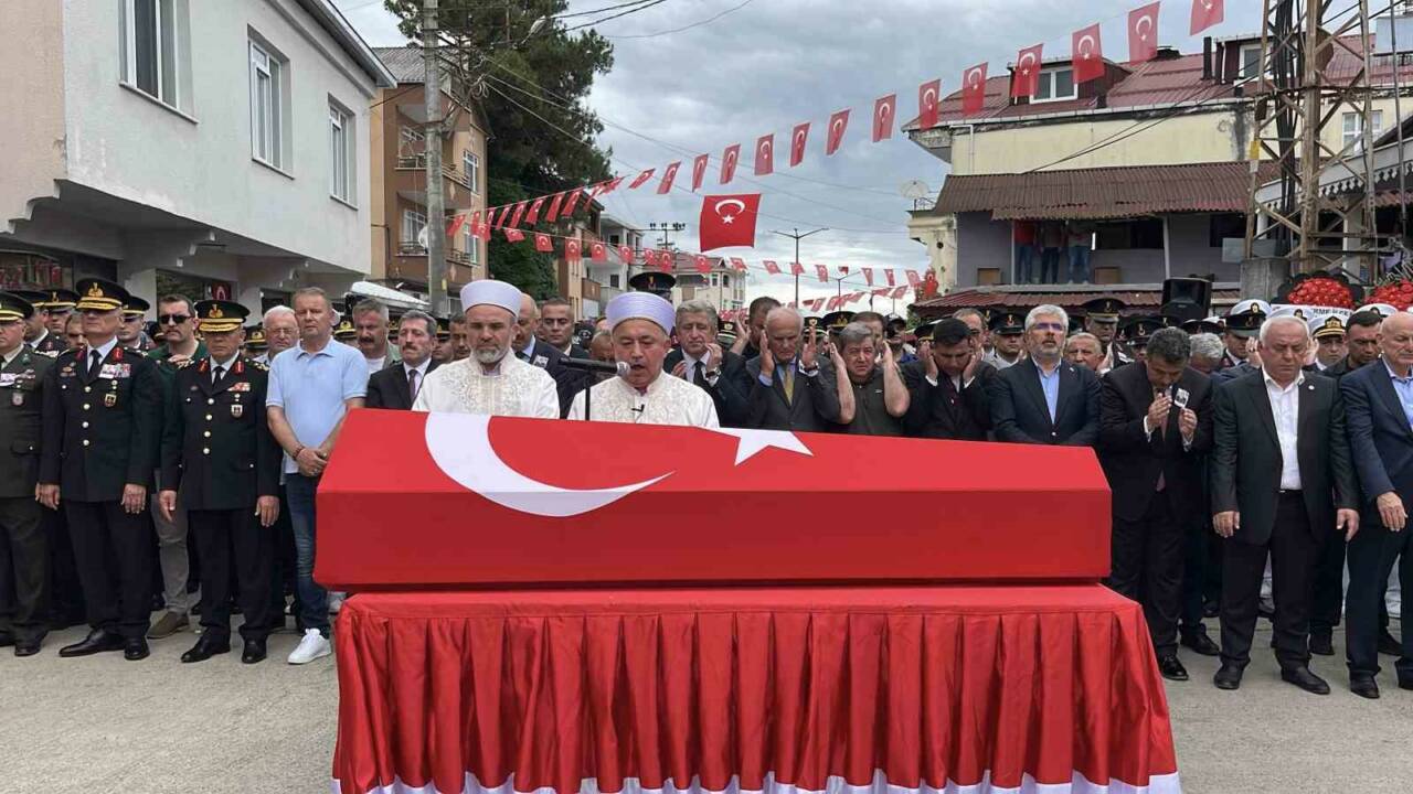 Şehit uzman çavuş son yolculuğuna uğurlandı 4 sehit uzman cavus son yolculuguna ugurlandi 498dfa6cc1e0