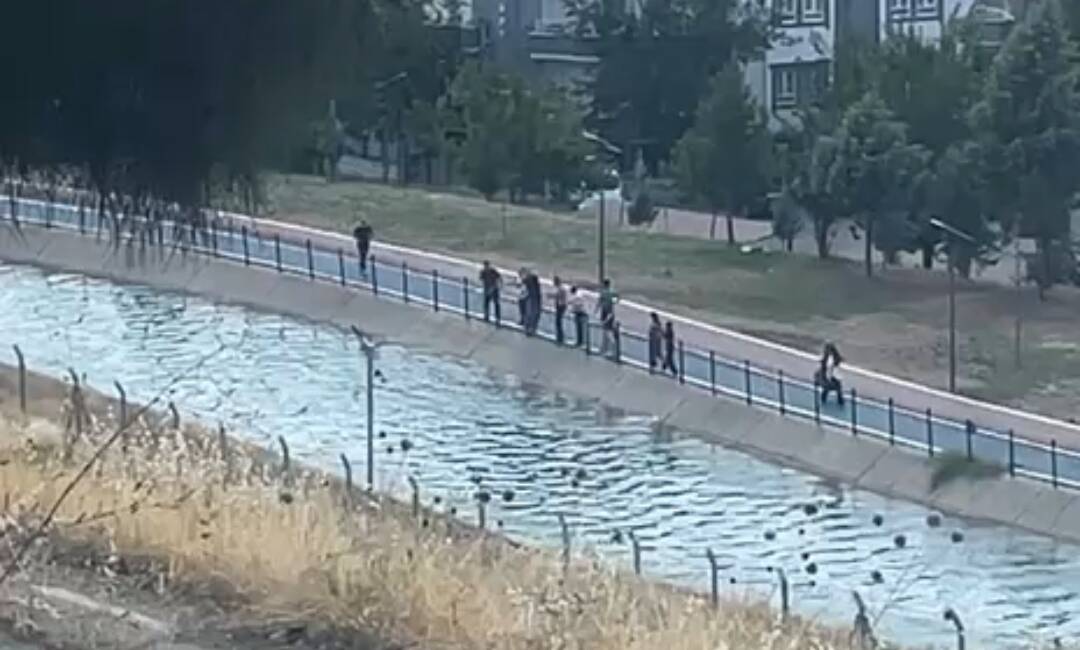 Selfie çekerken az daha canından oluyordu Batman'da selfie çekerken dengesini kaybedip sulama kanalına düşen Nazlı E.