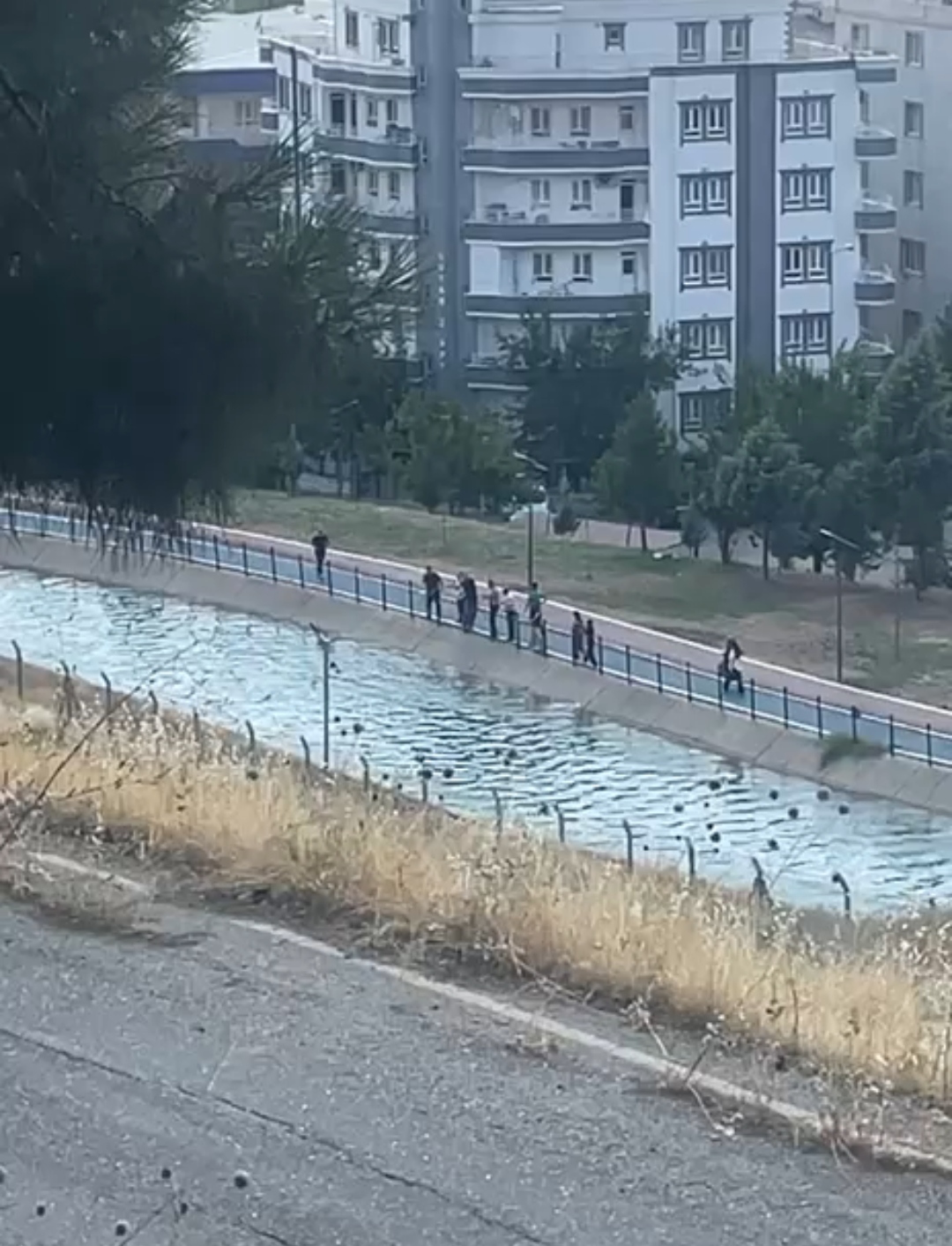 Selfie çekerken az daha canından oluyordu 4 selfie cekerken az daha canindan oluyordu ef19ecf278cb