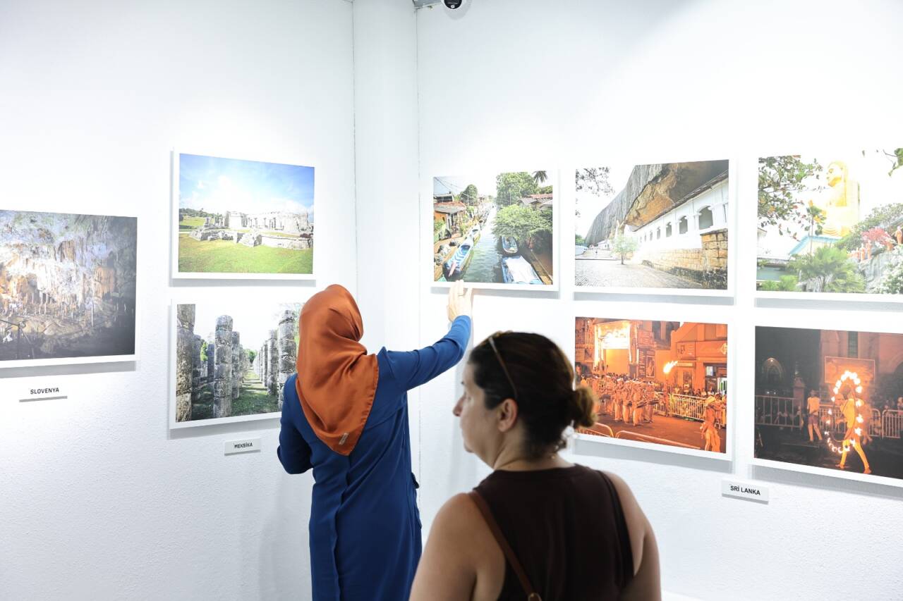 Bursa'da 'Uzaklarda Bir Yerlerde' sergisi açıldı 9 Bursa'da 'Uzaklarda Bir Yerlerde' sergisi açıldı