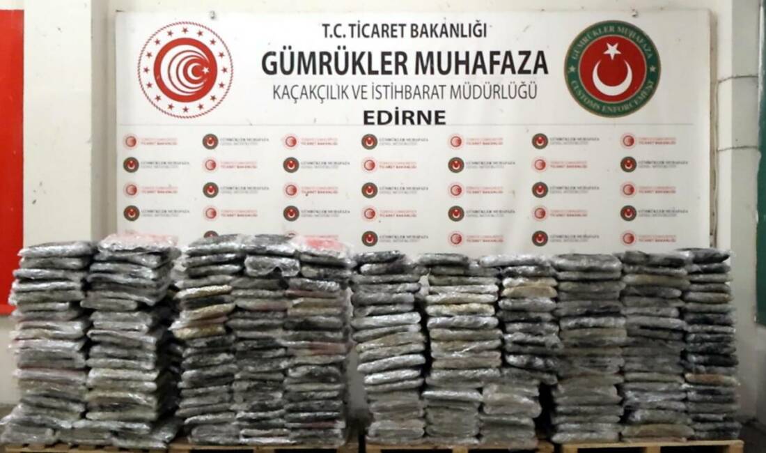 Sınırda 526 kilo uyuşturucu ele geçirildi Olgay GÜLER/EDİRNE, (DHA)- EDİRNE'de Bulgaristan'a açılan Kapıkule Sınır Kapısı'ndan Türkiye'ye