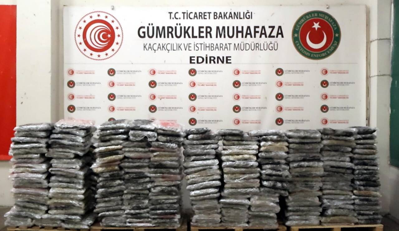 Sınırda 526 kilo uyuşturucu ele geçirildi 4 sinirda 526 kilo uyusturucu ele gecirildi b0f14bdfbf99