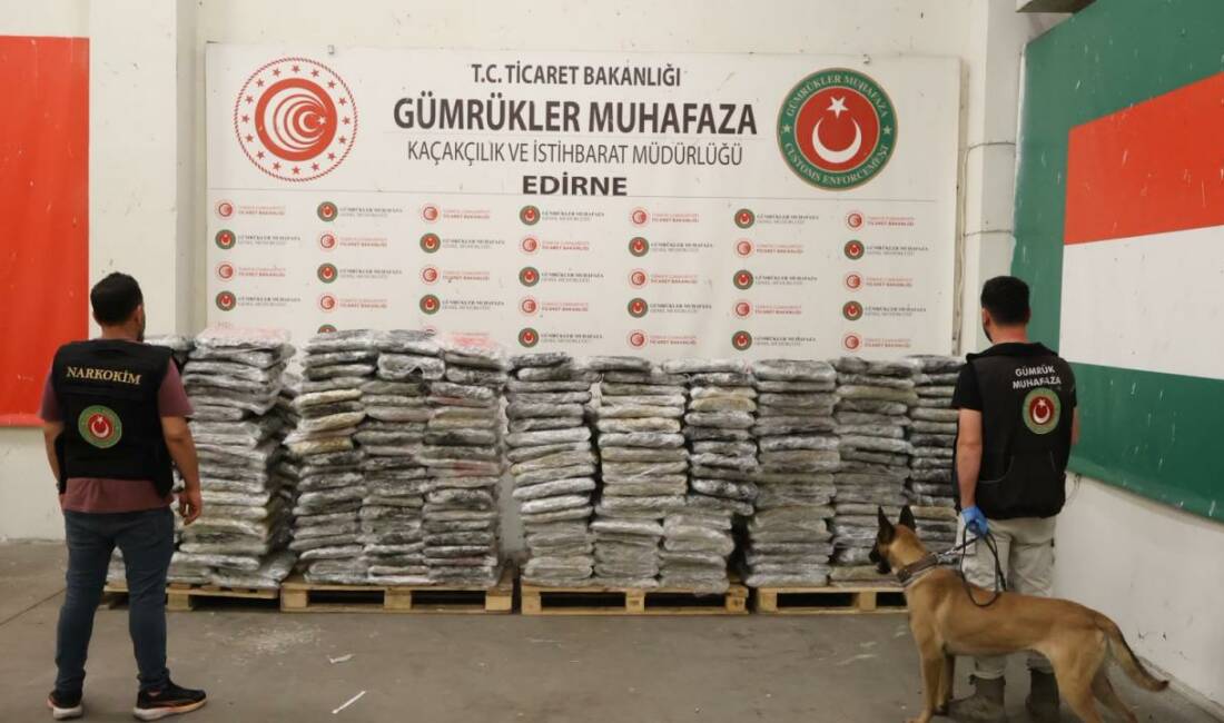 Sınırda tonlarca uyuşturucu ele geçirildi Ticaret Bakanlığı Gümrükler Muhafaza ekiplerince Kapıkule Gümrük Kapısı'nda düzenlenen iki