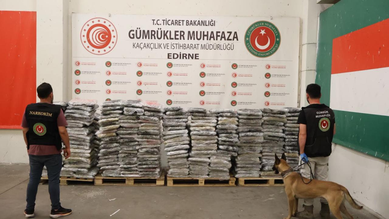 Sınırda tonlarca uyuşturucu ele geçirildi 1 sinirda tonlarca uyusturucu ele gecirildi 65ade1df8ea9