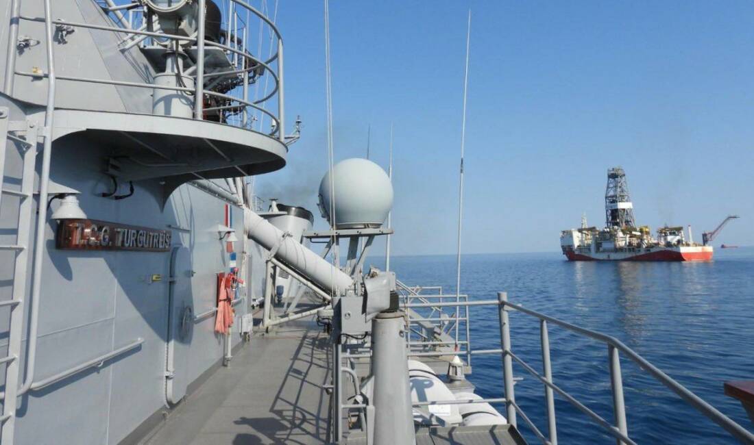 Sondaj gemileri TCG Turgutreis’in korumasında Milli Savunma Bakanlığı (MSB), TCG Turgutreis fırkateyni tarafından, Karadeniz'de sondaj