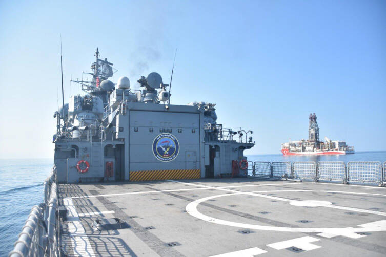Sondaj gemileri TCG Turgutreis'in korumasında 1 sondaj gemilerimiz tcg turgutreisin korumasinda f3768f56a331