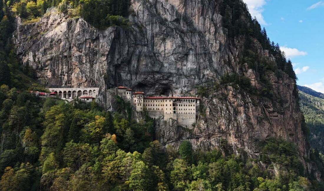 Sümela Manastırı’na rekor ziyaret Trabzon'un Maçka ilçesinde Karadağ'ın Altındere Vadisi'ne bakan eteğinde 300 metre