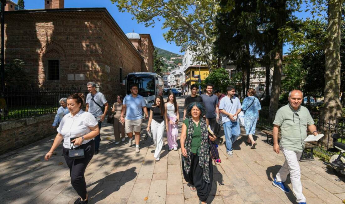 Gençler Tanpınar’ın izinde Bursa’yı keşfetti Osmangazi Belediyesi, Ahmet Hamdi Tanpınar'ın doğumunun 125'inci yılı dolayısıyla düzenlediği