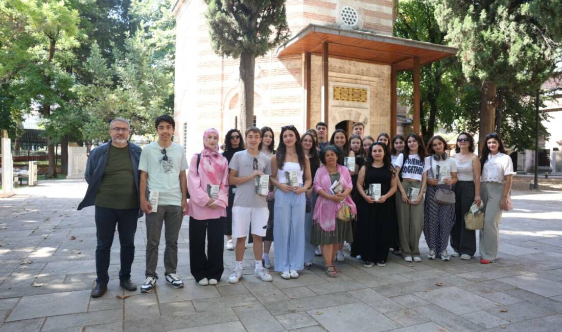 Tanpınar’ın Bursa’sı Gençlerin Adımlarıyla Yeniden Hayat Buldu Osmangazi Belediyesi’nin düzenlediği “Tanpınarname Atölyeleri” kapsamında gençler, Ahmet Hamdi Tanpınar’ın