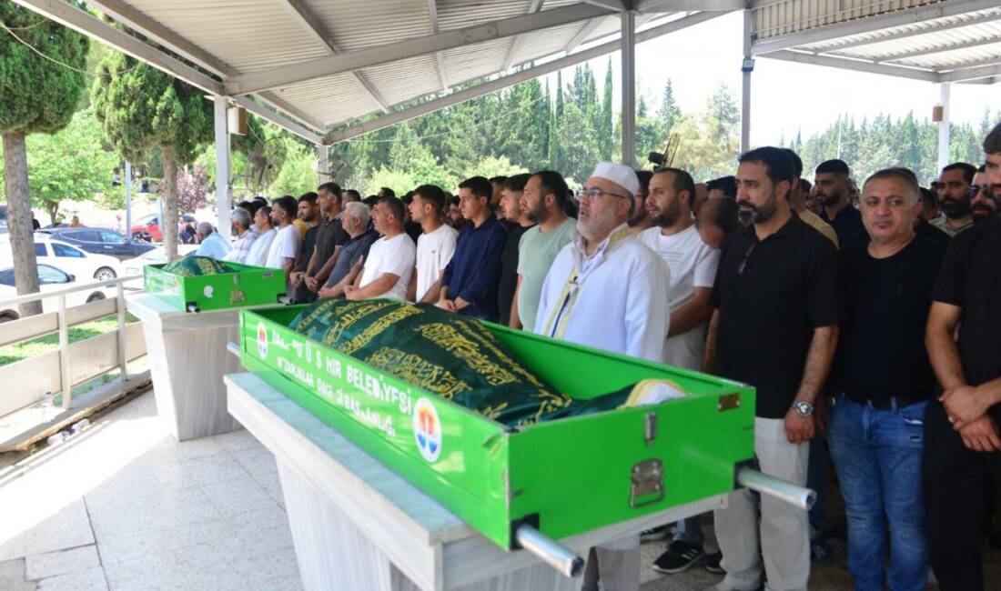 Tayin için çıktıkları yolculukta can vermişlerdi! Anne ile oğluna son görev Mersin'in Tarsus ilçesinde TIR'ın arkadan çarptığı hafif ticari araçta yaşamını