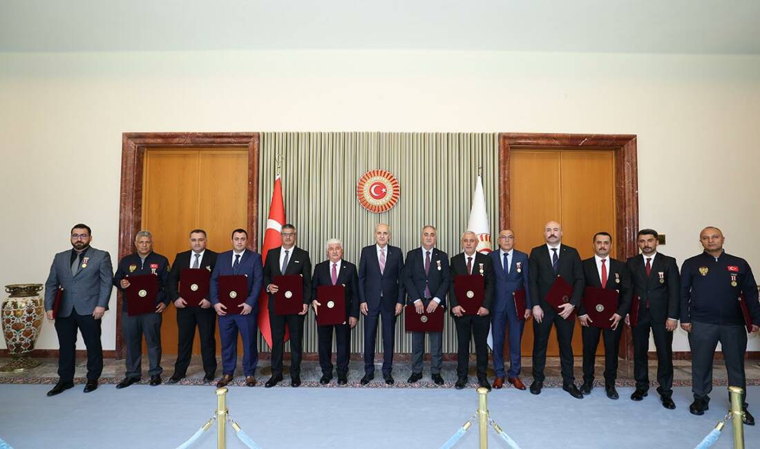 TBMM Başkanı Kurtulmuş’tan 15 Temmuz gazilerine Teşekkür Beratı Türkiye Büyük Millet Meclisi Başkanı Numan Kurtulmuş, FETÖ’nün 15 Temmuz’daki