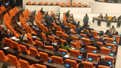 Yeni Parti'nin kurulmasıyla birlikte Meclis'teki oturma düzeni de değişti. "Ana
