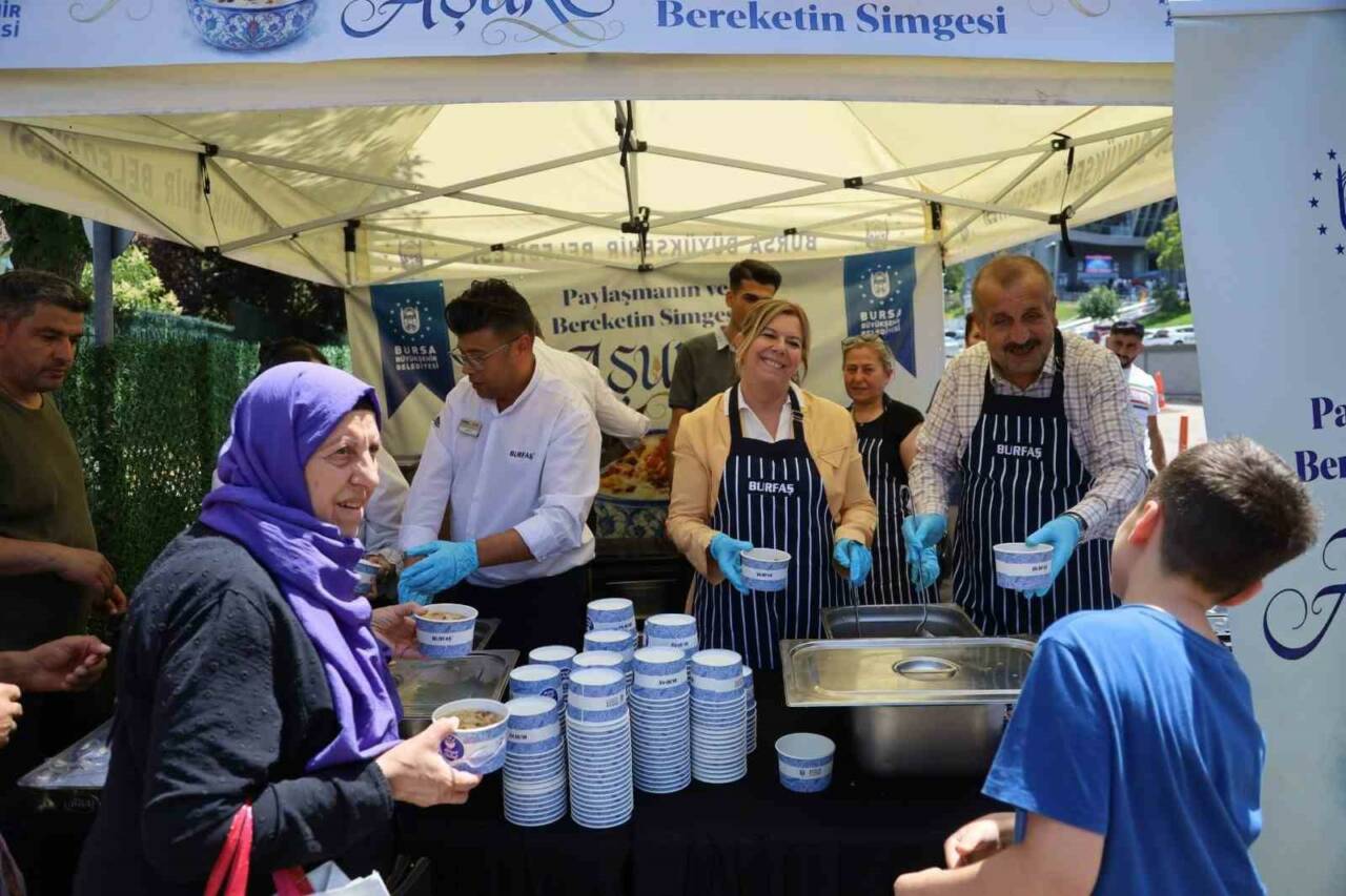 Bursa'da aşure bereketi! Şimdi de orada kuruldu... 4 teleferik meydaninda asure bereketi 5a5fef1c5ae5