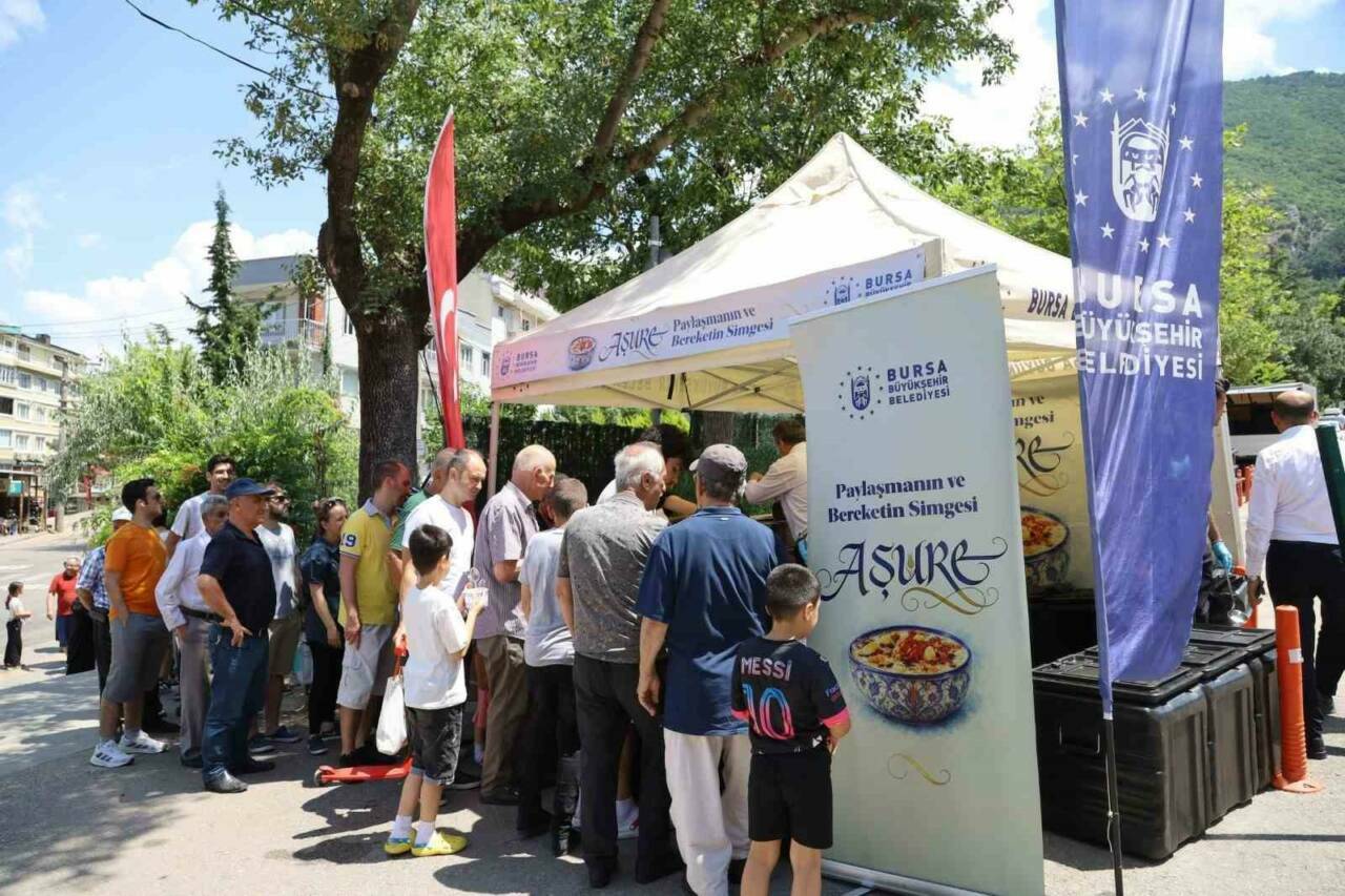 Bursa'da aşure bereketi! Şimdi de orada kuruldu... 3 teleferik meydaninda asure bereketi c940bb3b4cbb