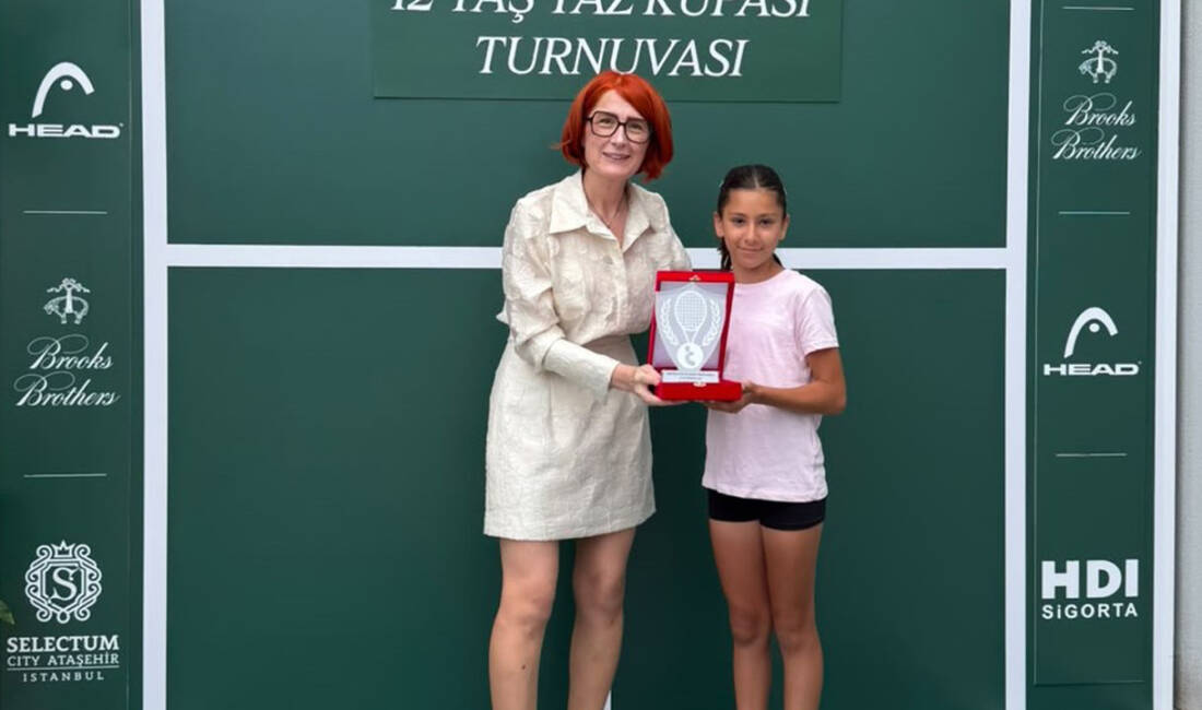 Bursalı sporcudan gururlandıran başarı! Osmangazi Belediyespor Tenis Takımı sporcusu Azra Özyardımcı, İstanbul’da düzenlenen 12