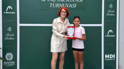 Osmangazi Belediyespor Tenis Takımı sporcusu Azra Özyardımcı, İstanbul’da düzenlenen 12