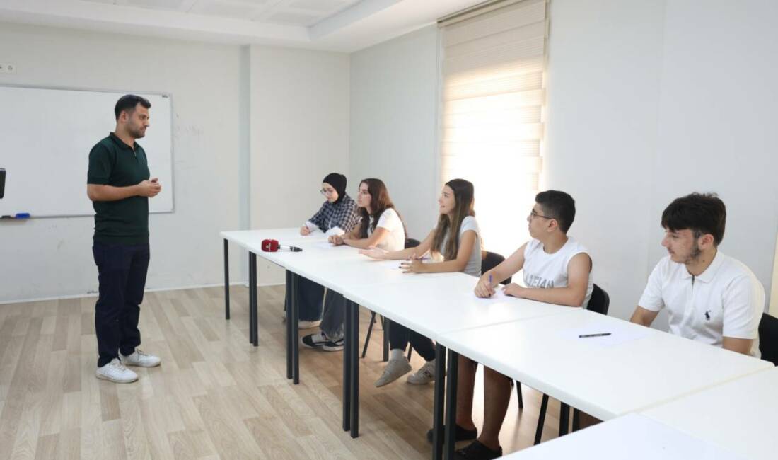Osmangazi Belediyesi gençlerin yanında Osmangazi Belediyesi, eğitimde fırsat eşitliğini güçlendirmek amacıyla Emek Yetenek Evi’nde