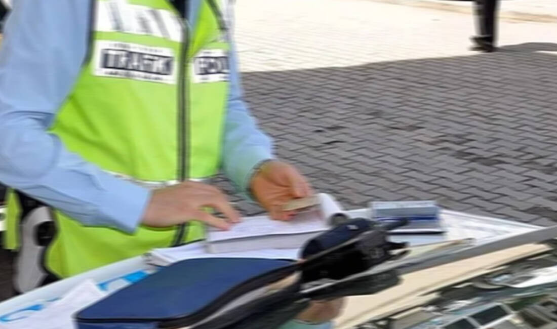 Bursa’da sahte plakalı motosiklet sürücüsü! Gözaltına alındı Bursa'nın İnegöl ilçesinde motosikletinde sahte plaka kullanan sürücü gözaltına alındı.