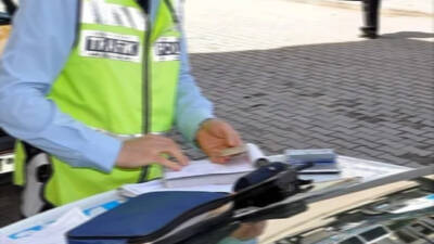 Bursa'nın İnegöl ilçesinde motosikletinde sahte plaka kullanan sürücü gözaltına alındı.