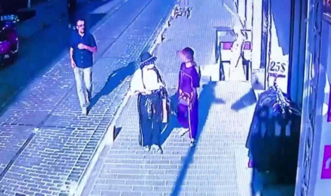 Turistleri soyan iki çocuğun suç kaydı hayrete düşürdü İstanbul Fatih'te, yolda yürüyen iki turistin cüzdanını çalan 2 çocuk