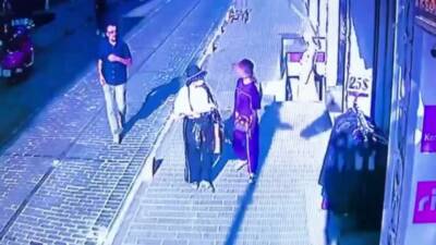 İstanbul Fatih'te, yolda yürüyen iki turistin cüzdanını çalan 2 çocuk