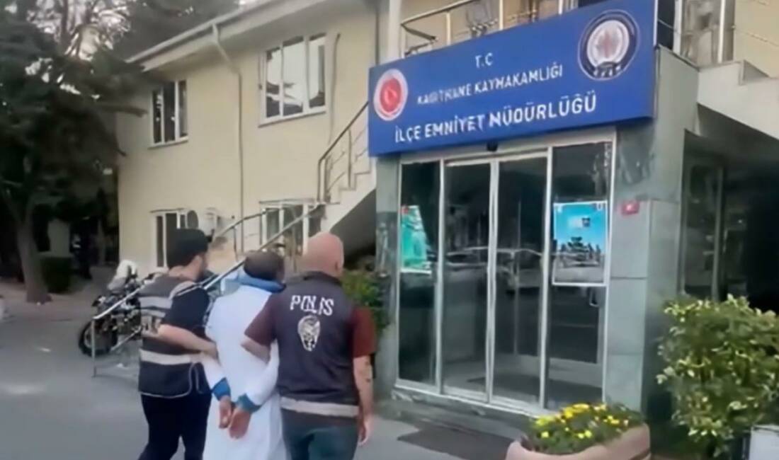 Türk bayrağını yere atan şüpheli yakalandı İstanbul'da bir iş yerinin dış cephesinde asılı Türk bayrağını alıp
