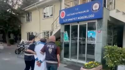 İstanbul'da bir iş yerinin dış cephesinde asılı Türk bayrağını alıp